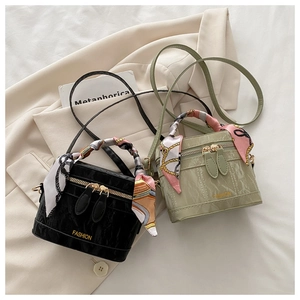 Gros plan de mini sacs à main box avec anses en soie et texture froissée brillante