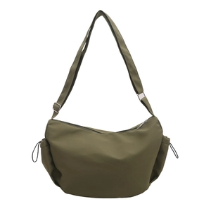 Olivgrüne Nylon-Umhängetasche in Halbmondform mit verstellbarem Gurt und Kordelzug