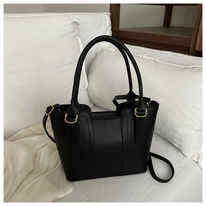 Détail du sac cabas en cuir PU noir avec boucle dorée et bandoulière réglable pratique