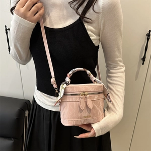 Sac bandoulière rose à motif marbre avec poignée en foulard de soie et double fermeture