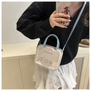 Détail du sac bandoulière crème avec motif ours mignon et poignées bleu clair
