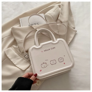 Détail du sac à bandoulière en cuir PU blanc avec illustrations d'ours de dessin animé