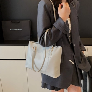Sac fourre-tout minimaliste en simili cuir beige avec détails dorés pour le travail chic