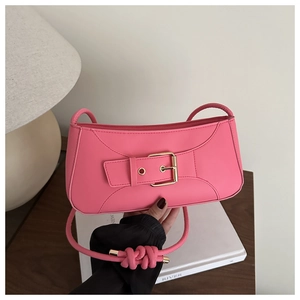Detailansicht der rosa matten Leder-Schultertasche mit Schnalle und geknotetem Riemen