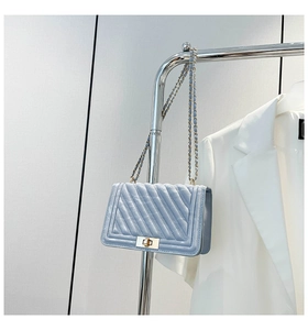 Détail du sac bandoulière bleu clair avec surpiqûres chevron et bandoulière chaîne