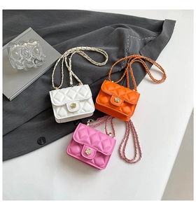 Trois mini sacs bandoulière matelassés en blanc, orange et rose avec fermoir fleur dorée