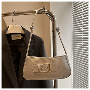 Detailansicht der silbergrauen Schultertasche mit markanter goldener quadratischer Schnalle