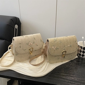 Borse a tracolla in paglia intrecciata alla moda con ricami floreali e fibbie dorate