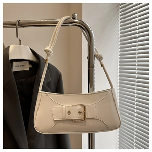 Detailansicht der weißen Leder-Baguette-Tasche mit goldener Schnalle und Knotengurt