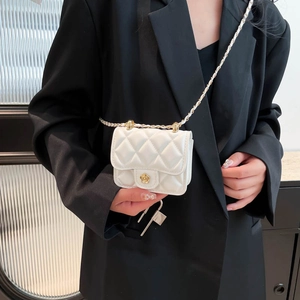 Mini sac bandoulière blanc matelassé avec fermoir camélia doré et bandoulière chaîne
