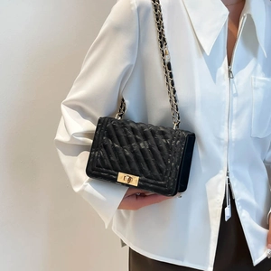 Sac bandoulière matelassé noir élégant avec chaîne dorée et boucle carrée à la mode