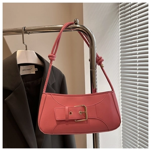 Rosa matte Baguette-Tasche aus Leder mit goldener Metallschnalle und Knotengurt