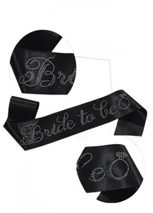 Detailansicht der schwarzen Satin-Schärpe Bride to Be mit weißen Glitzersteinen