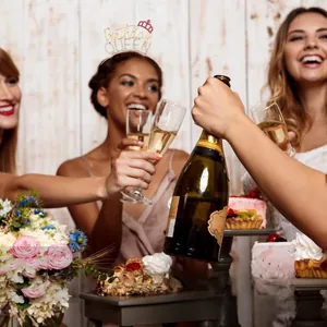 Trois femmes fêtant un anniversaire avec le serre-tête couronne rose gold Birthday Queen