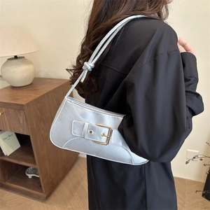 Silberne Baguette-Schultertasche mit Goldschnalle und modischem Knotengurt-Design