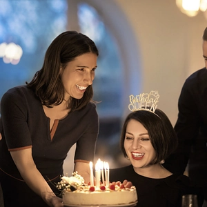 Gros plan du serre-tête doré Birthday Queen porté dans un cadre de fête chaleureux