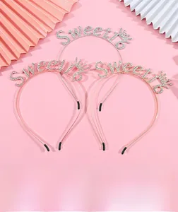 Detailansicht des Sweet 16 Tiara-Sets mit Kristall-Strass und rosa Party-Deko