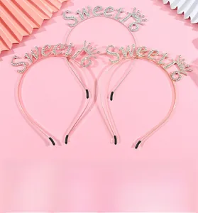 Détail du lot de tiares Sweet 16 avec lettrage en cristal pour fêtes d'anniversaire