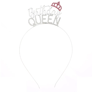 Détail du serre-tête Birthday Queen avec des strass roses et une couronne argentée