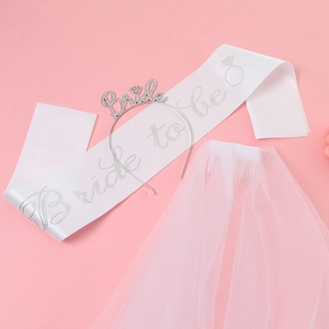 3-teiliges Bride to Be Set mit Strass-Haarreif, Satinschärpe und weißem Schleier