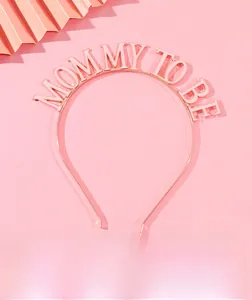 Detalle de la diadema metálica MOMMY TO BE en oro rosa para fiestas y celebraciones de maternidad