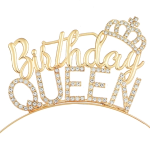 Détail du serre-tête doré Birthday Queen avec strass brillants sur fond blanc
