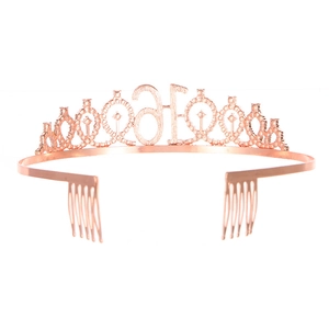 Détail de la couronne Sweet 16 en or rose avec strass brillants et peignes de maintien