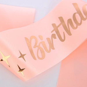 Écharpe d'anniversaire en satin rose avec élégante inscription métallique or rose pour fête