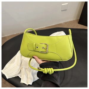 Dettaglio borsa a mezzaluna verde neon in pelle testurizzata con fibbia in metallo argento