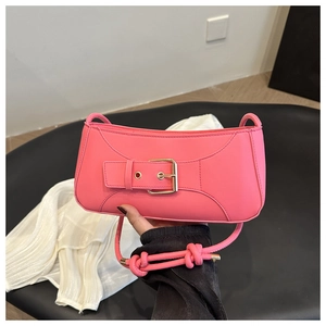 Borsa a mezzaluna in PU rosa con fibbia in metallo e dettaglio tracolla in corda annodata