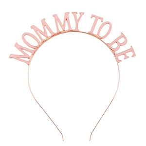 Diadema Mommy To Be de oro rosa con letras esmaltadas rosas para baby shower