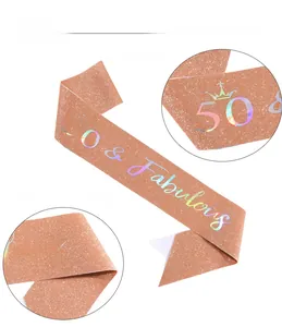 Détail de l'écharpe d'anniversaire 50 & Fabulous en tissu or rose avec film holographique