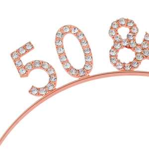 Gros plan du diadème d'anniversaire en or rose serti de strass et chiffres 508