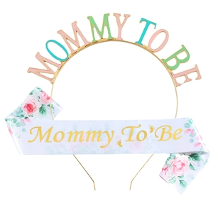 Kit fête prénatale Mommy To Be avec serre-tête doré et écharpe en satin aux fleurs
