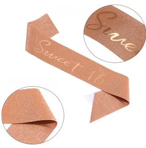 Dettaglio della fascia glitter oro rosa Sweet 16 con scritte in bronzo ad alta definizione