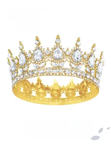 Détail de la couronne baroque pour mariée avec base dorée et cristaux étincelants