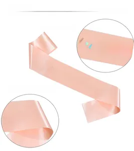 Dettaglio della fascia Birthday Princess in raso rosa con scritte olografiche per compleanni
