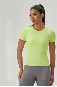 Détail du tissu extensible vert citron doux et des coutures respirantes de ce haut de yoga
