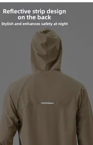 Vue arrière de la veste outdoor avec une bande de sécurité réfléchissante horizontale