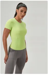 Gros plan du t-shirt de yoga vert citron avec coutures ergonomiques et col rond