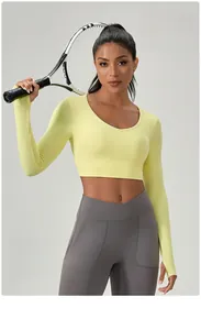 Détail du tissu extensible en nylon et spandex sur le haut de yoga court à dos ouvert