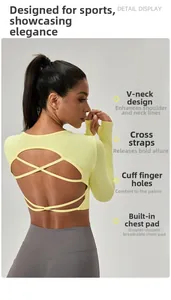 Détail du haut de yoga à dos croisé avec passe-pouces et coussinets en jaune pâle