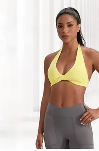 Détail de la brassière de yoga dos nu et legging gris haute élasticité en salle de sport