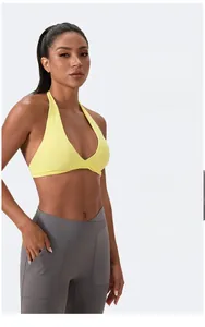 Détail d'un soutien-gorge de sport dos nu jaune clair avec col en V pour le yoga