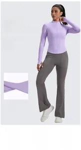 Details von lila Yoga-Jacke mit Reißverschluss und grauer ausgestellter Fitness-Leggings