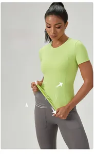 Détail du tissu extensible dans quatre directions sur ce t-shirt de sport pour femme
