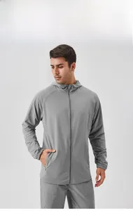 Détail de la veste de sport à capuche coupe-vent gris clair avec fermeture éclair et manches