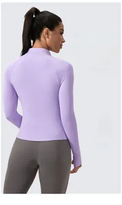 Detailansicht des ergonomischen Yoga-Tops mit Halbreißverschluss aus lila Gewebe