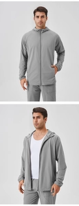 Vue détaillée de la veste de sport grise à capuche pour homme avec manches raglan et tissu aéré