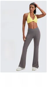 Gros plan du soutien-gorge de yoga jaune pâle avec pantalon évasé gris ajusté
